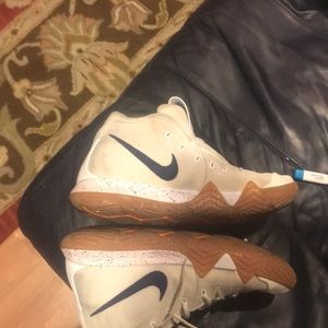 8/10 Condition Kyrie 3